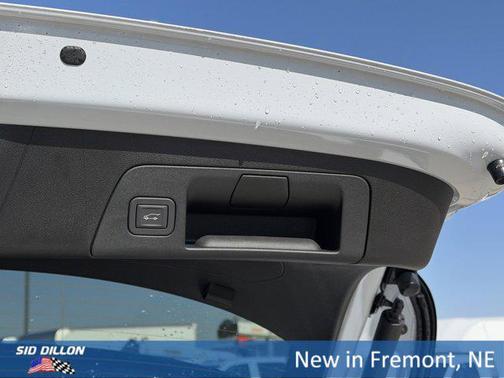 Iridescent White Tricoat 2026 Buick Envision Avenir AWD