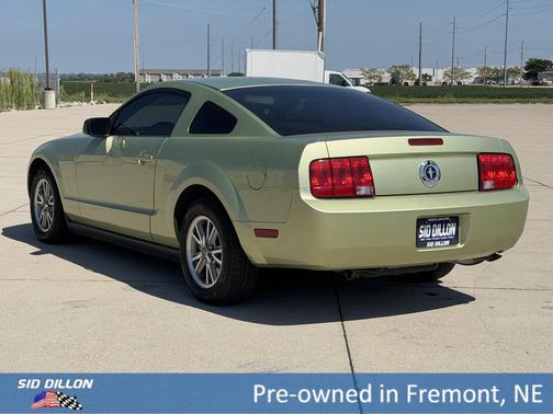 Legend Lime Metallic 2005 Ford Mustang Deluxe