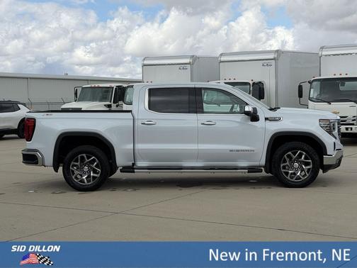 Glacier White Tricoat 2026 GMC Sierra 1500 SLT