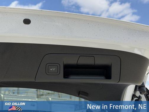 Iridescent White Tricoat 2026 Buick Envision Avenir AWD