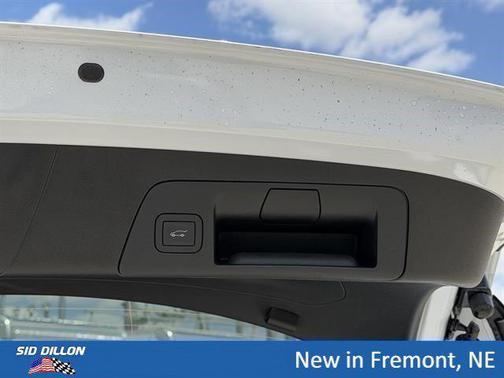 Iridescent White Tricoat 2026 Buick Envision Avenir AWD