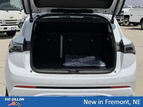 Iridescent White Tricoat 2026 Buick Envision Avenir AWD