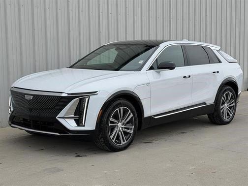 Vibrant White Tricoat 2026 Cadillac LYRIQ Luxury