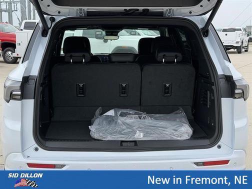 iridescent white tricoat 2026 Buick Enclave Avenir FWD