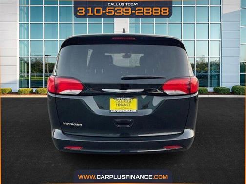 Brilliant Black Crystal Pearlcoat 2023 Chrysler Voyager LX