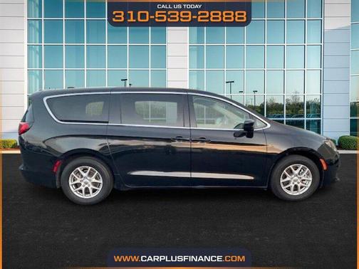 Brilliant Black Crystal Pearlcoat 2023 Chrysler Voyager LX