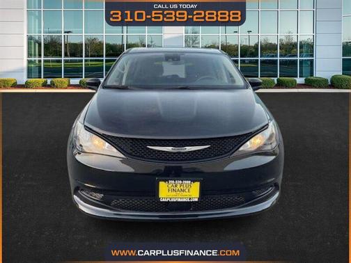 Brilliant Black Crystal Pearlcoat 2023 Chrysler Voyager LX