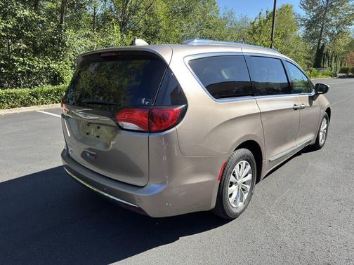 2018 Chrysler Pacifica Touring-L