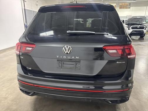 Deep Black Pearl Effect 2024 Volkswagen Tiguan 2.0T SE R-Line Black