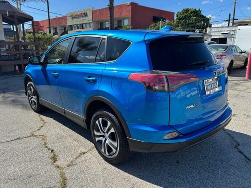 2018 Toyota RAV4 LE FWD (Natl)