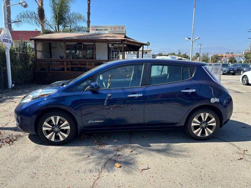 Deep Blue Pearl 2017 Nissan Leaf SV Hatchback