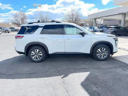 Everest White Pearl Tricoat 2026 Nissan Pathfinder SL