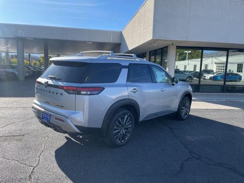 2025 Nissan Pathfinder SL 4WD