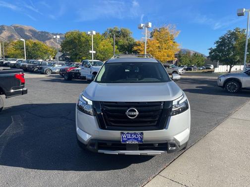 2025 Nissan Pathfinder SL 4WD