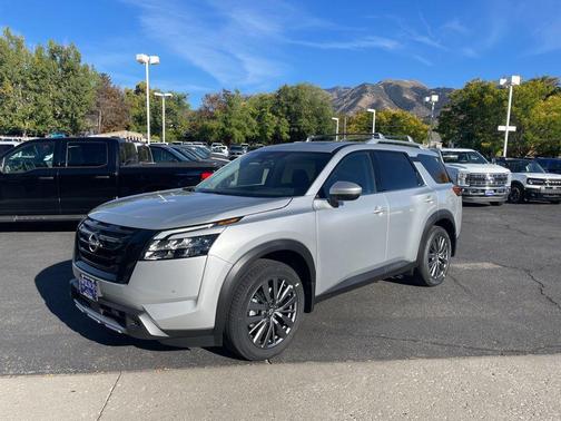 2025 Nissan Pathfinder SL 4WD
