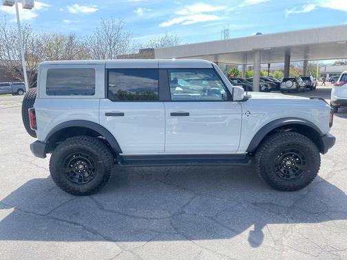 Avalanche Gray 2026 Ford Bronco Outer Banks