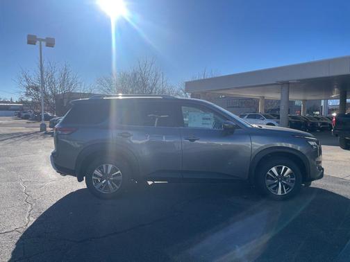 2025 Nissan Pathfinder SL 4WD