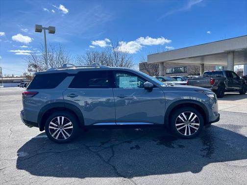 2025 Nissan Pathfinder Platinum 4WD