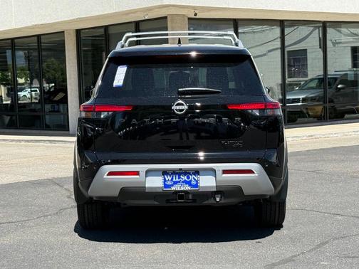 2025 Nissan Pathfinder Platinum 4WD