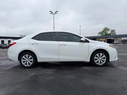 Super White 2015 Toyota Corolla LE