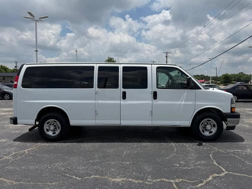 Summit White 2017 Chevrolet Express 3500 LT