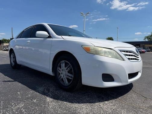 Super White 2011 Toyota Camry SE
