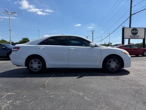 Super White 2011 Toyota Camry SE