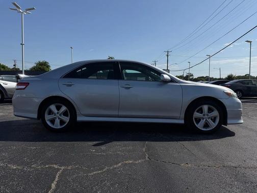 Classic Silver Metallic 2011 Toyota Camry SE