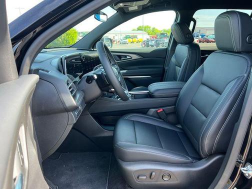Mosaic Black Metallic 2026 Chevrolet Traverse LT
