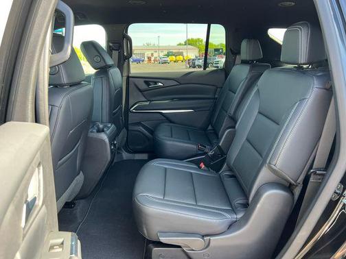 Mosaic Black Metallic 2026 Chevrolet Traverse LT