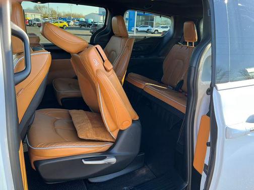 Bright White Clearcoat 2023 Chrysler Pacifica L