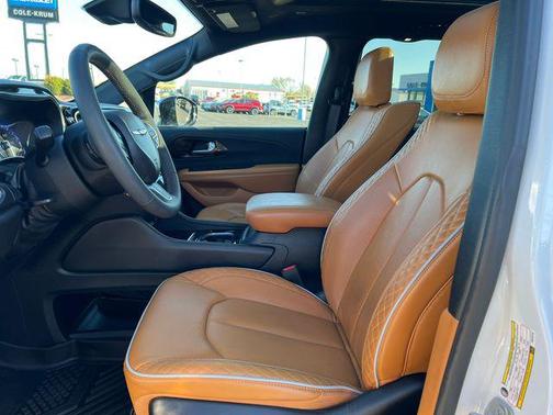Bright White Clearcoat 2023 Chrysler Pacifica L