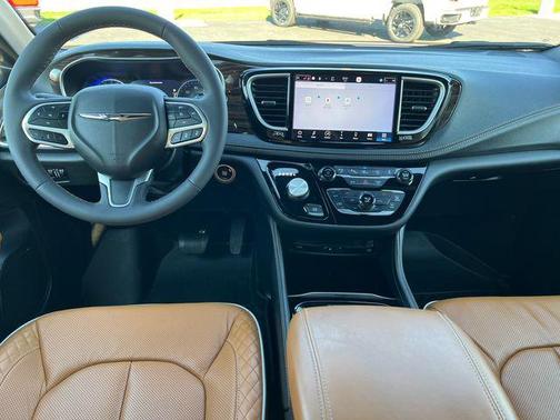 Bright White Clearcoat 2023 Chrysler Pacifica L