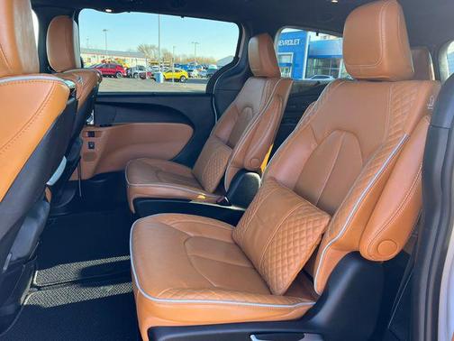 Bright White Clearcoat 2023 Chrysler Pacifica L