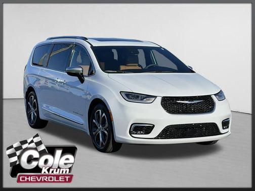 Bright White Clearcoat 2023 Chrysler Pacifica L