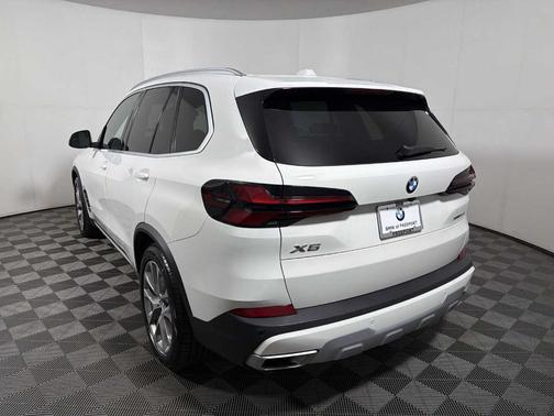 Alpine White 2024 BMW X5 xDrive40i