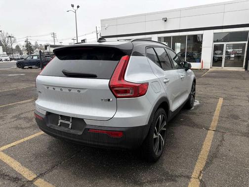 2021 Volvo XC40 T5 R-Design