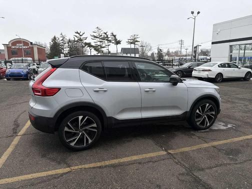 2021 Volvo XC40 T5 R-Design