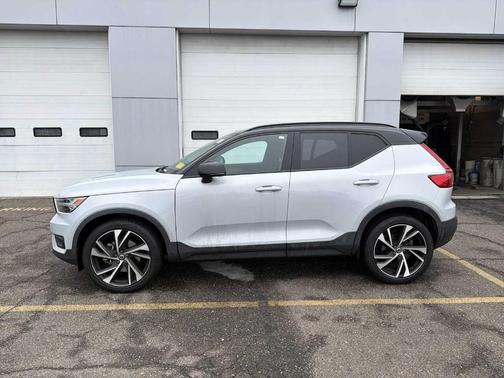 2021 Volvo XC40 T5 R-Design