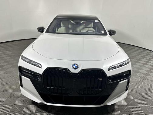 2025 BMW i7 M70