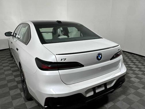 2025 BMW i7 M70