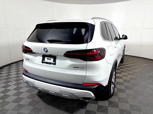 Mineral White Metallic 2024 BMW X5 xDrive40i