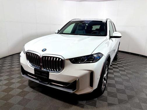 Mineral White Metallic 2024 BMW X5 xDrive40i