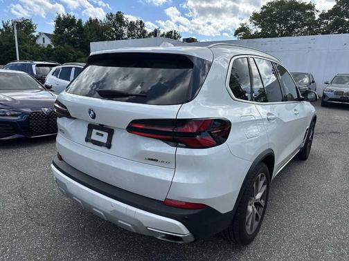 Mineral White Metallic 2024 BMW X5 xDrive40i