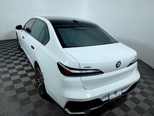 2025 BMW 740 i xDrive