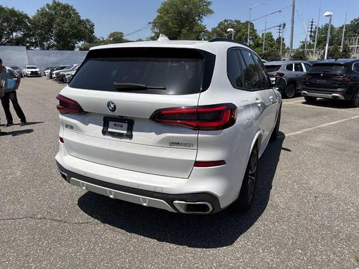 Mineral White Metallic 2023 BMW X5 xDrive40i