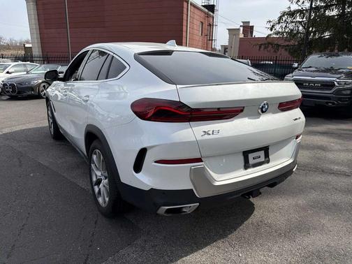 Mineral White Metallic 2021 BMW X6 xDrive40i