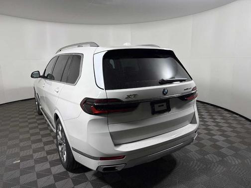 Alpine White 2026 BMW X7 xDrive40i
