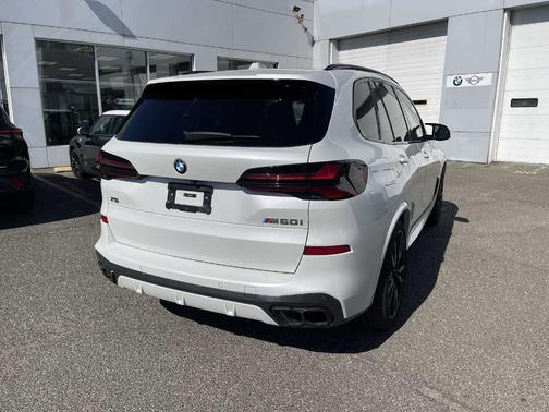 2025 BMW X5 M60i