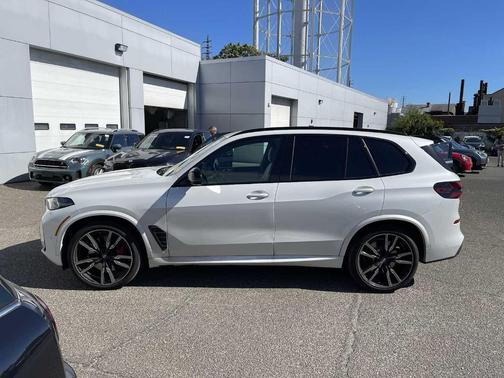 2025 BMW X5 M60i